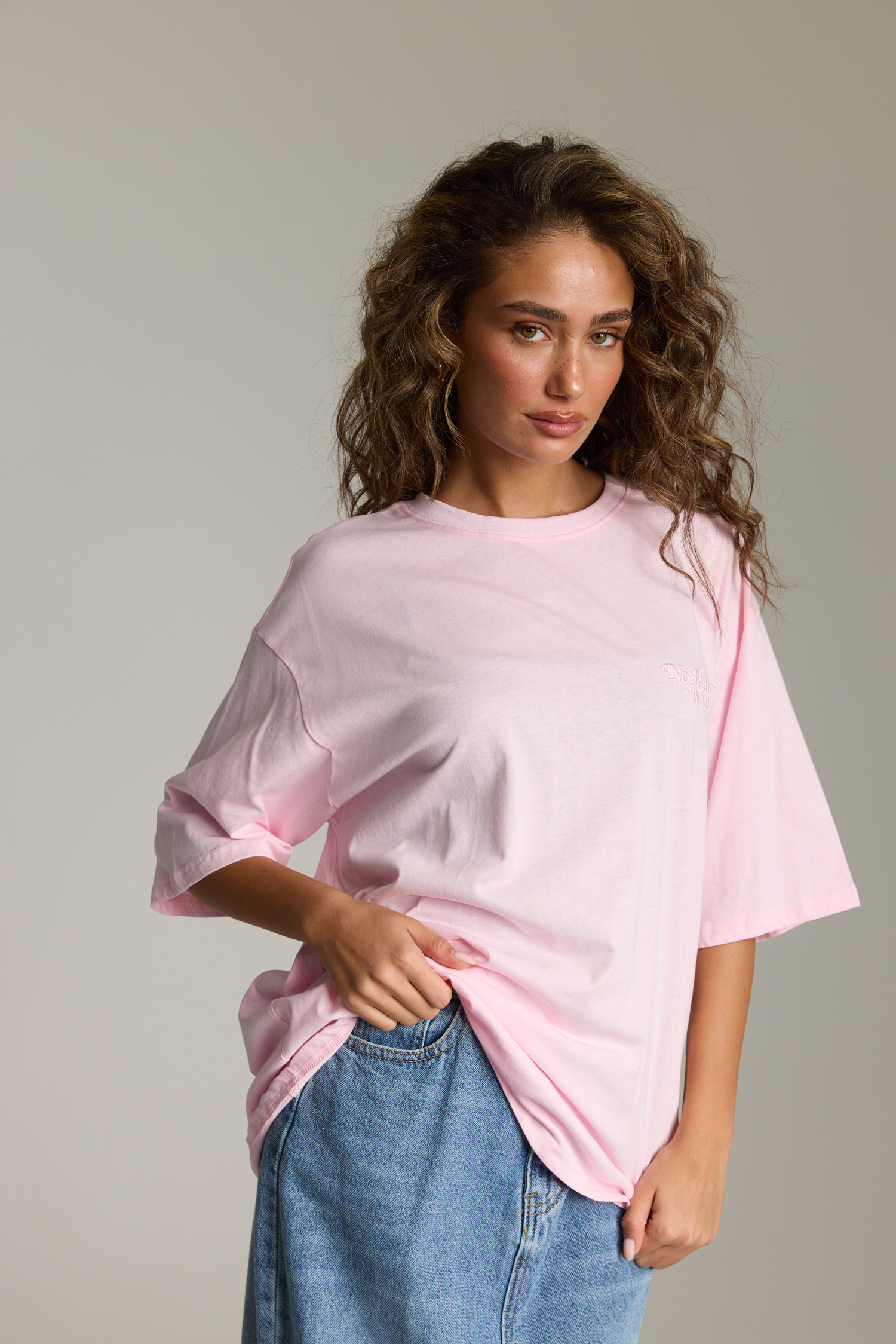 חולצת אוברסייז עם כיתוב רקום