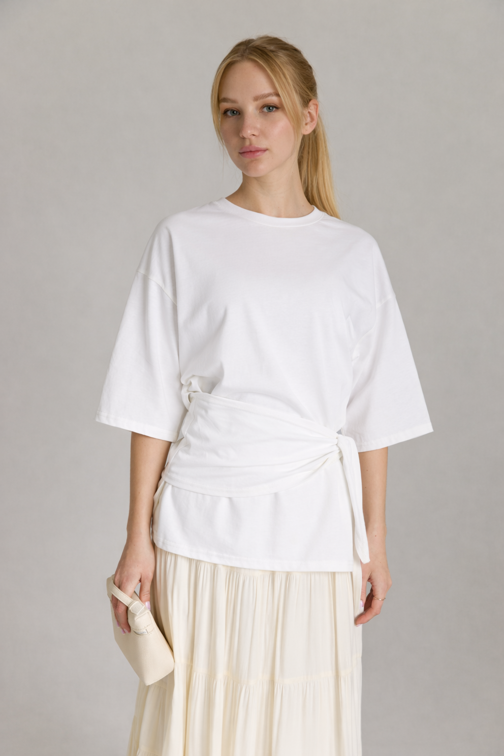 אישה עם חולצה לבנה ושמלת מקסי